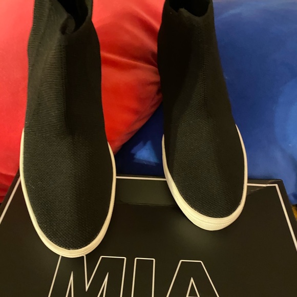 Mia black stretchy ankle high shoe/sneakers